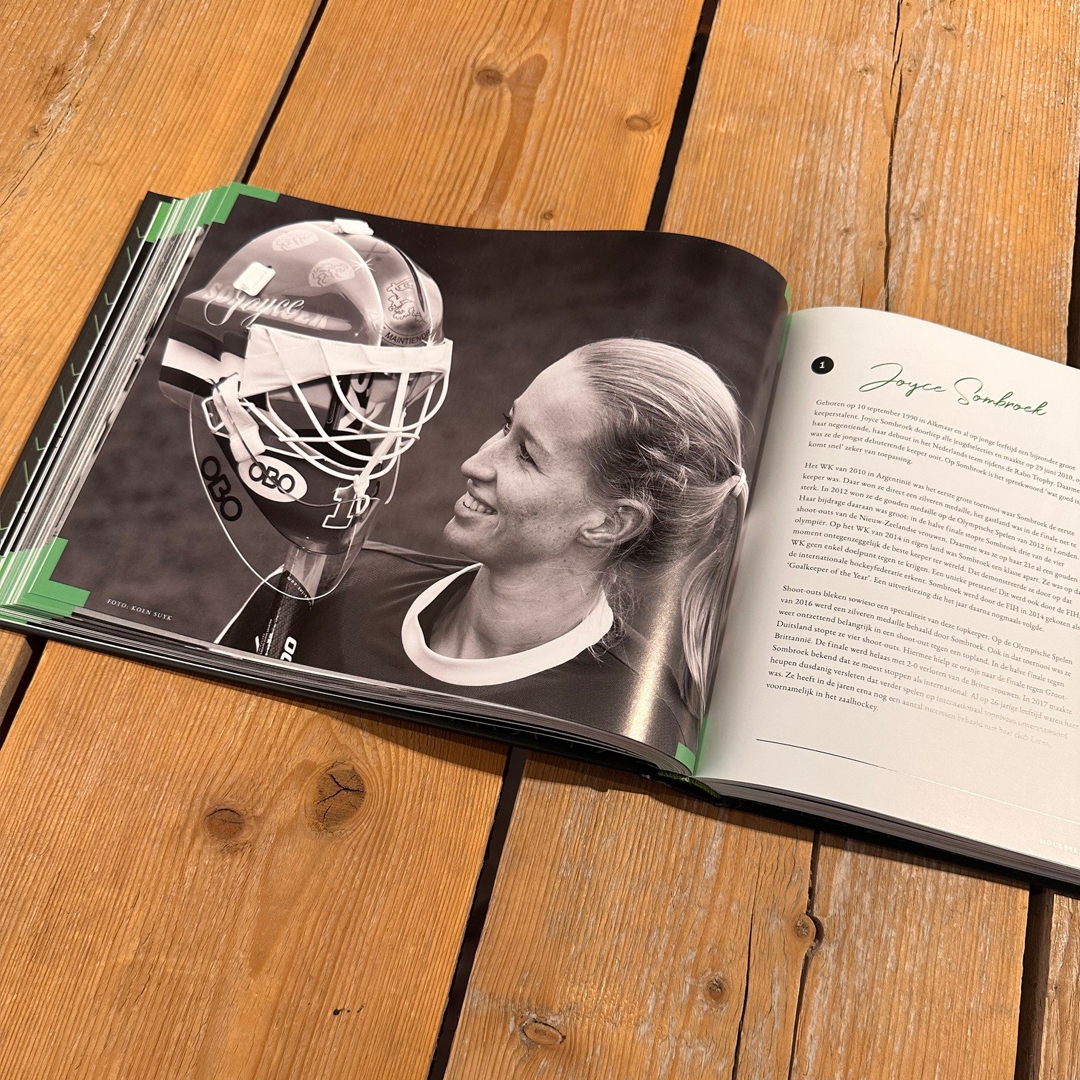 Publicatie, Boek, Helm, Persoon, Vrouw