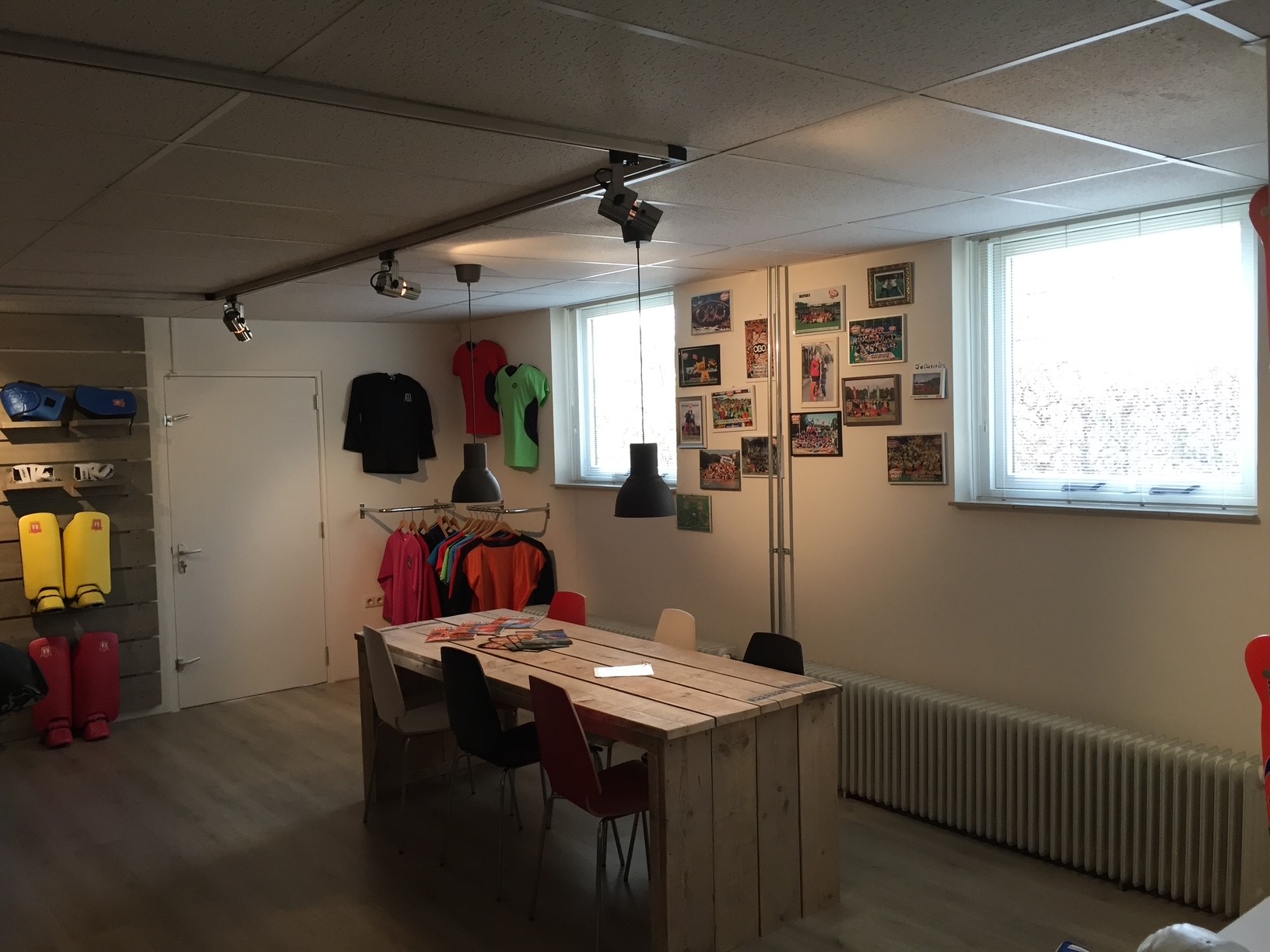 Binnenshuis, Interieurontwerp, Stoel, Schilderen, Lamp