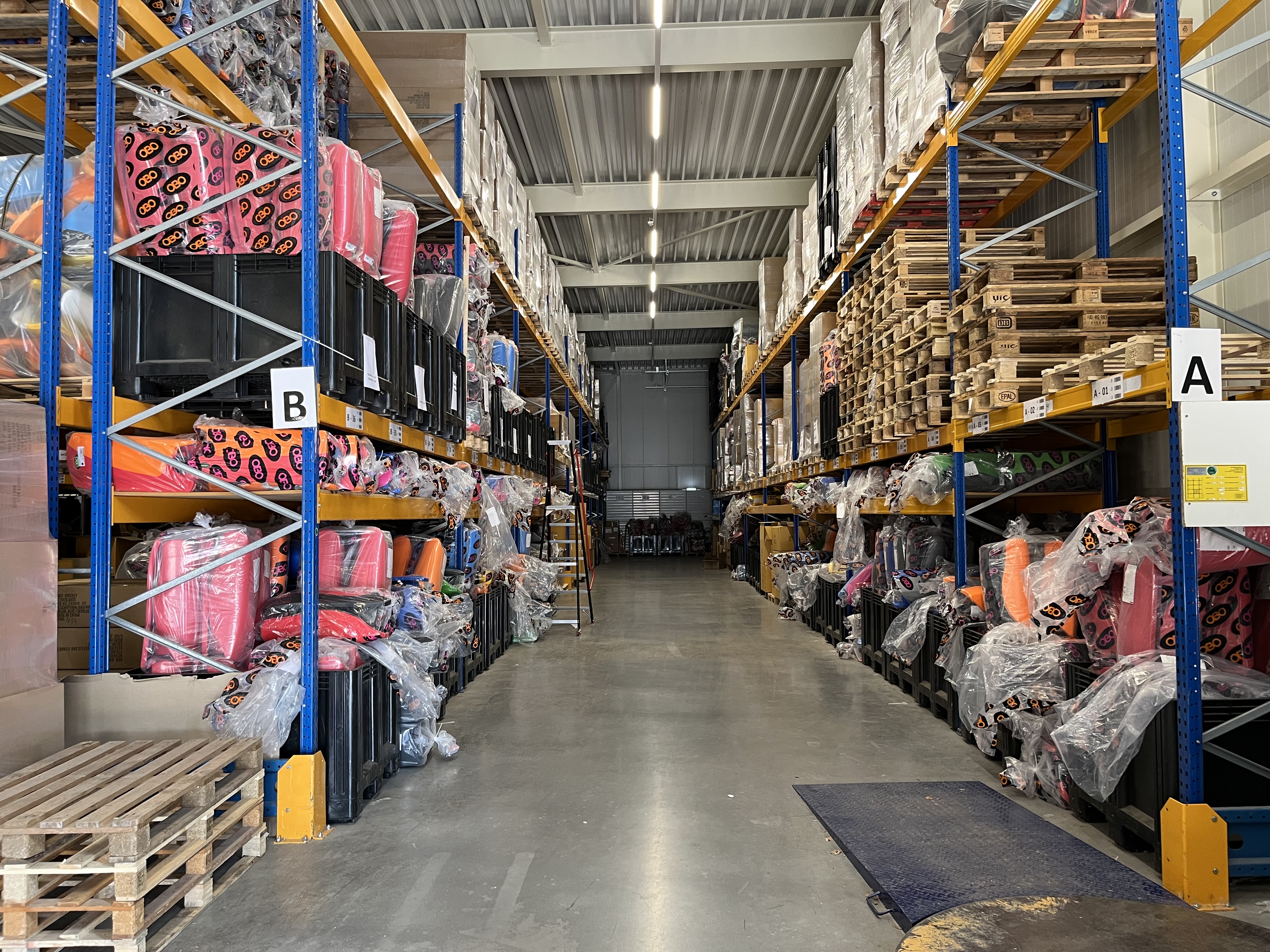 Gebouw, Magazijn, Gangpad, Binnenshuis, Persoon