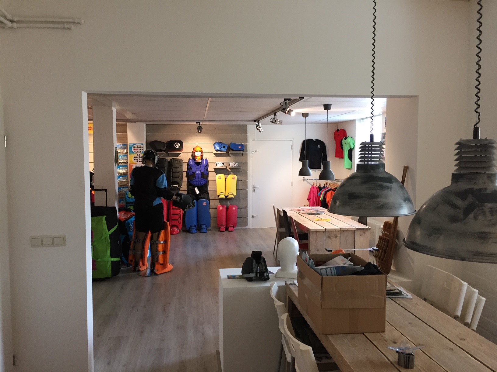 Interieurontwerp, Hout, Volwassene, Persoon, Vrouw